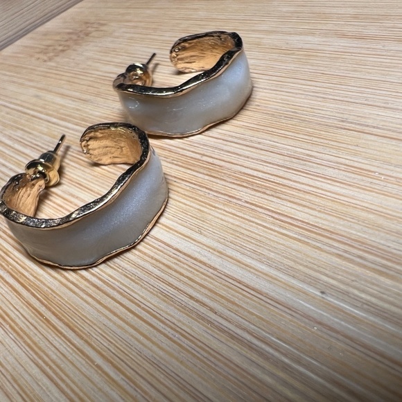 SALE💚 any 3 for $18 💚
 Earrings Resin Leopard White Acrylic Gold NWT - Picture 4 of 6